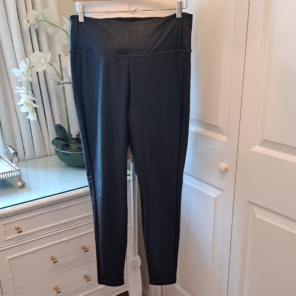 NWOT Athleta Womens Clasisic Athletic/Athleisure Faux Black Leather Leggings M